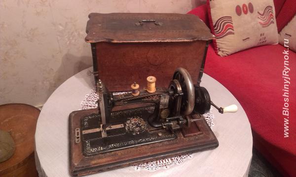 Старинная швейная машинка. Россия, Москва, Южный АО