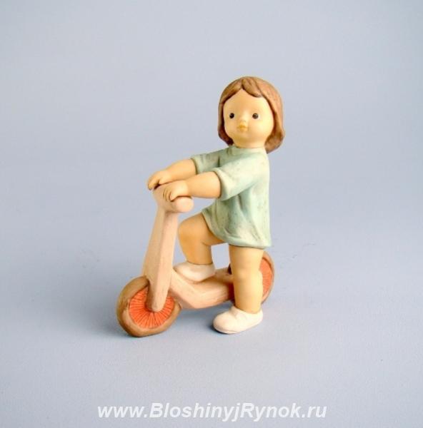 Фарфоровая статуэтка Малыш на самокате Goebel. Россия, Калининградская область,  Калининград