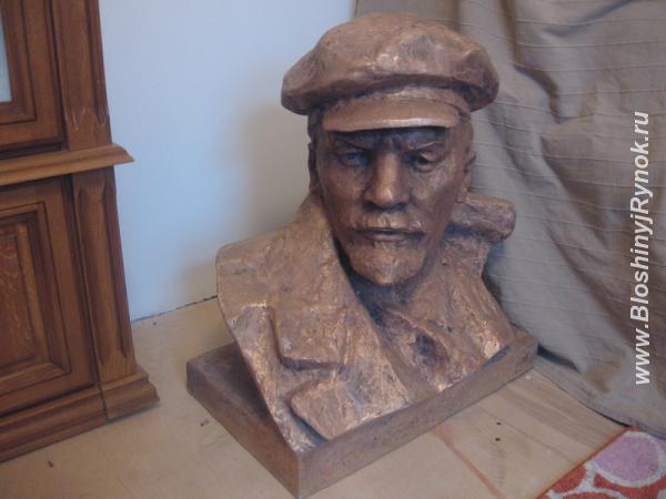 Большой бронзовый бюст В. И. Ленин. Россия, Москва, Северо-Восточный АО