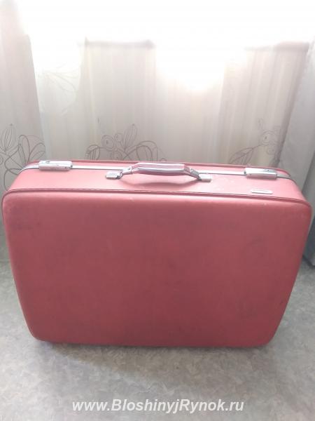 Винтажный красный чемодан. Россия, Санкт-Петербург, Калининский
